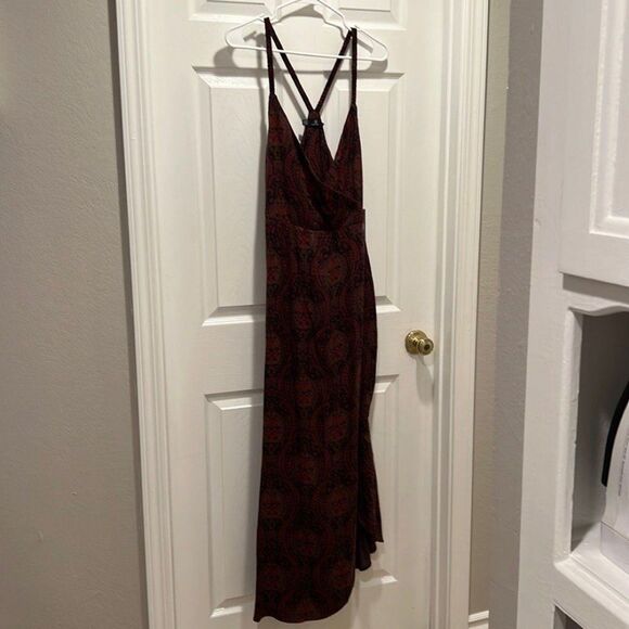 Volcom Vinyl Club Dress. Pretty Paisley print dress. NWT. Burgundy colors. Large - Picture 5 of 9